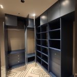 Максимальное хранение с помощью угловых шкафов с распашными дверями Московской компании «Мебельстаф»